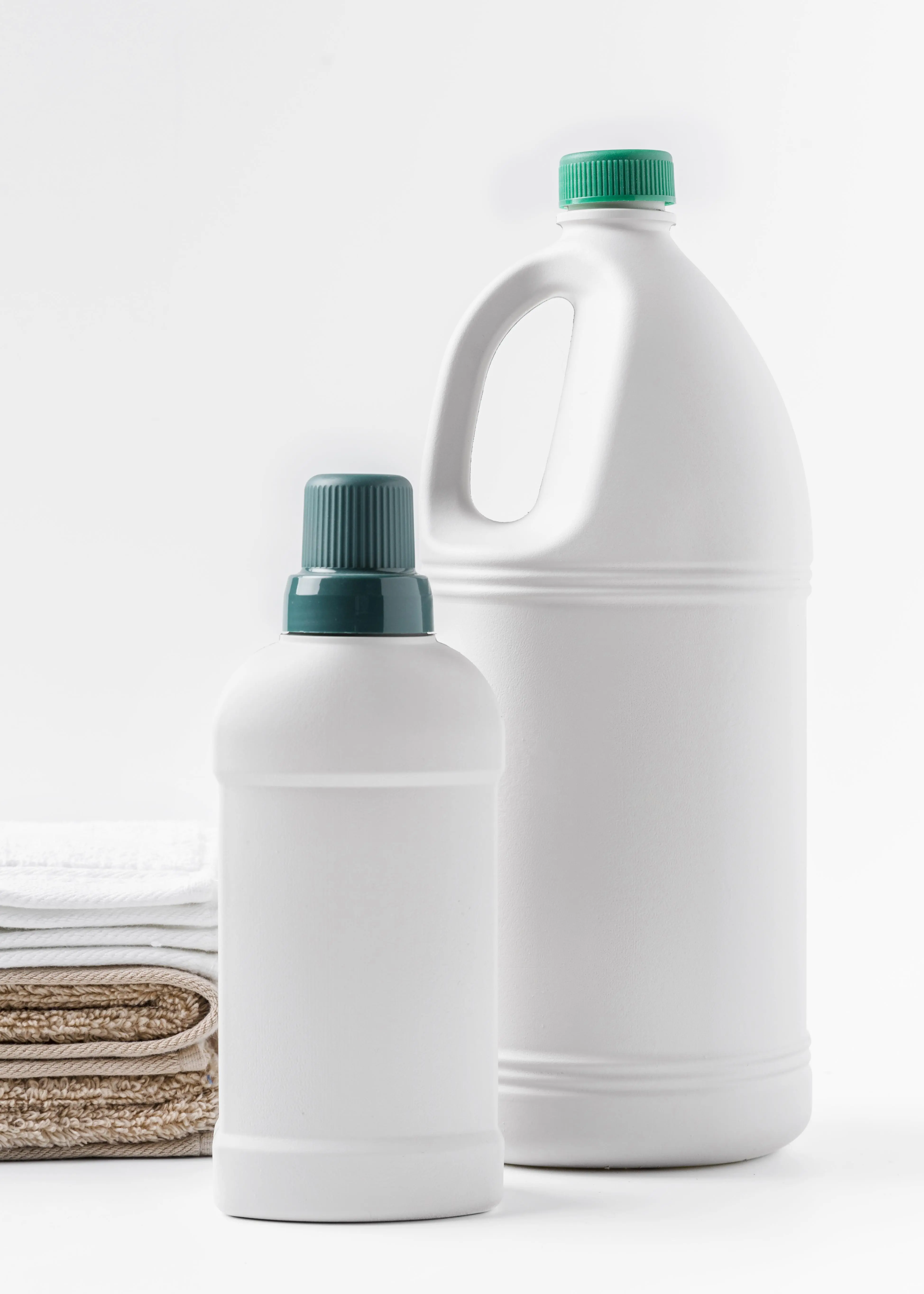Imagen mostrando plastico como botellas, botes y tapas de los mimsos demostrando la aplicacion o uso del producto 